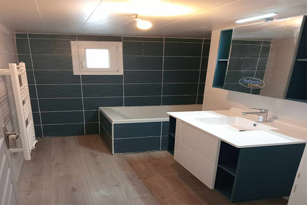Salle de bain moderne avec carrelage en teinte de bleu